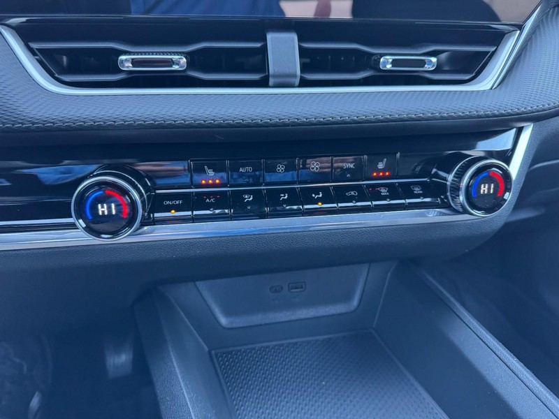 Chevrolet Equinox Vehicle Image 12