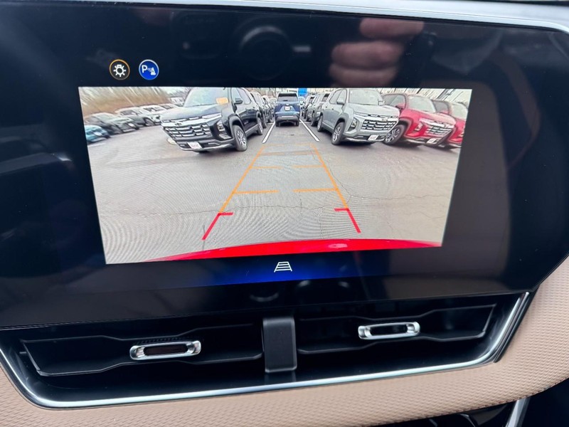 Chevrolet Equinox Vehicle Image 16