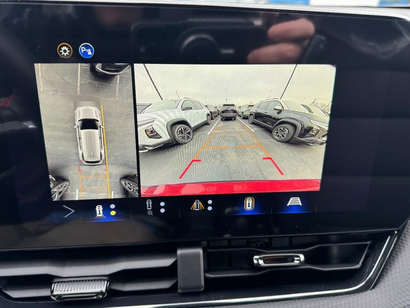 Chevrolet Equinox Vehicle Image 16