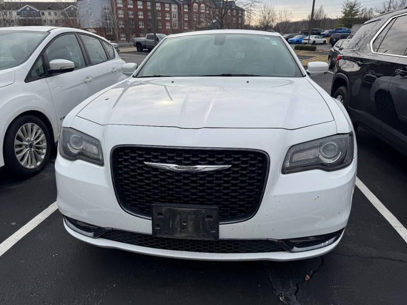 Chrysler 300 Vehicle Image 02