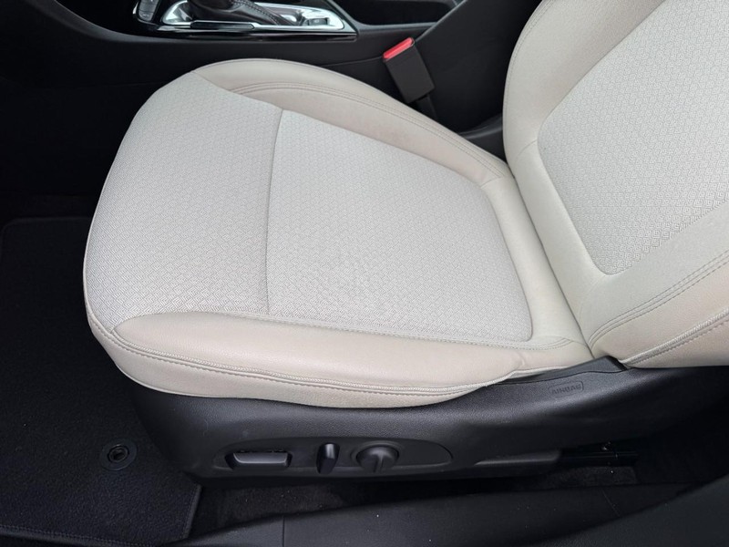 Buick Encore GX Vehicle Full-screen Gallery Image 14