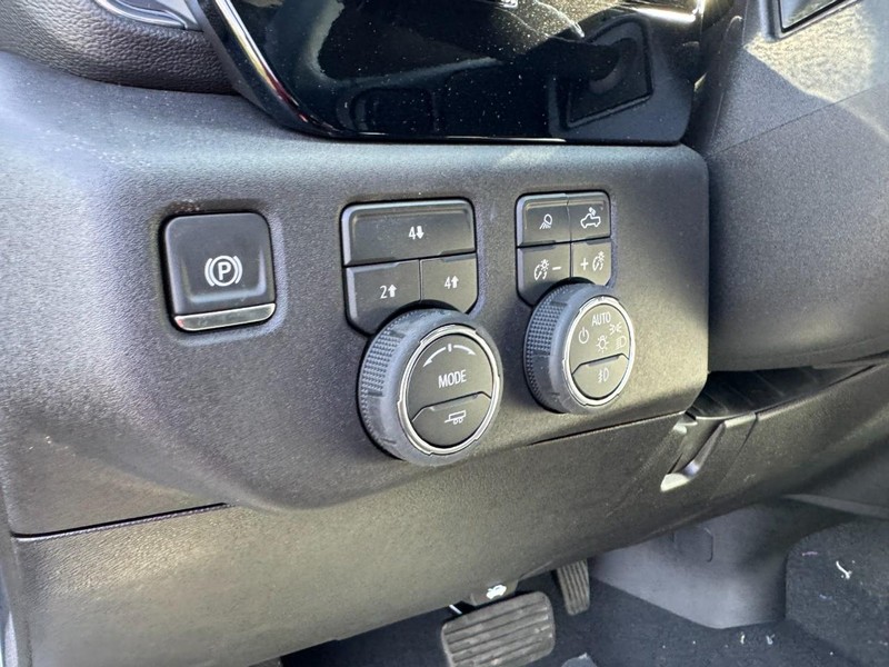 Chevrolet Silverado 2500HD Vehicle Image 12