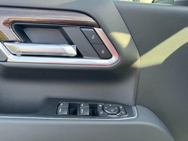 Chevrolet Silverado 2500HD Vehicle Image 13
