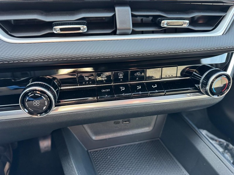 Chevrolet Equinox Vehicle Image 13