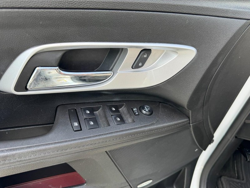 Chevrolet Equinox Vehicle Image 16
