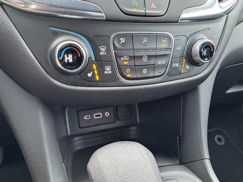 Chevrolet Equinox Vehicle Full-screen Gallery Image 18