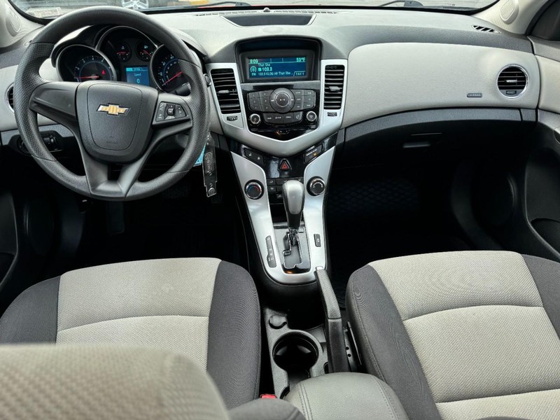 Chevrolet Cruze Vehicle Full-screen Gallery Image 11