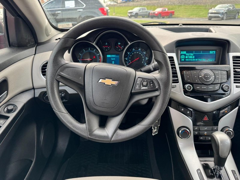 Chevrolet Cruze Vehicle Full-screen Gallery Image 12