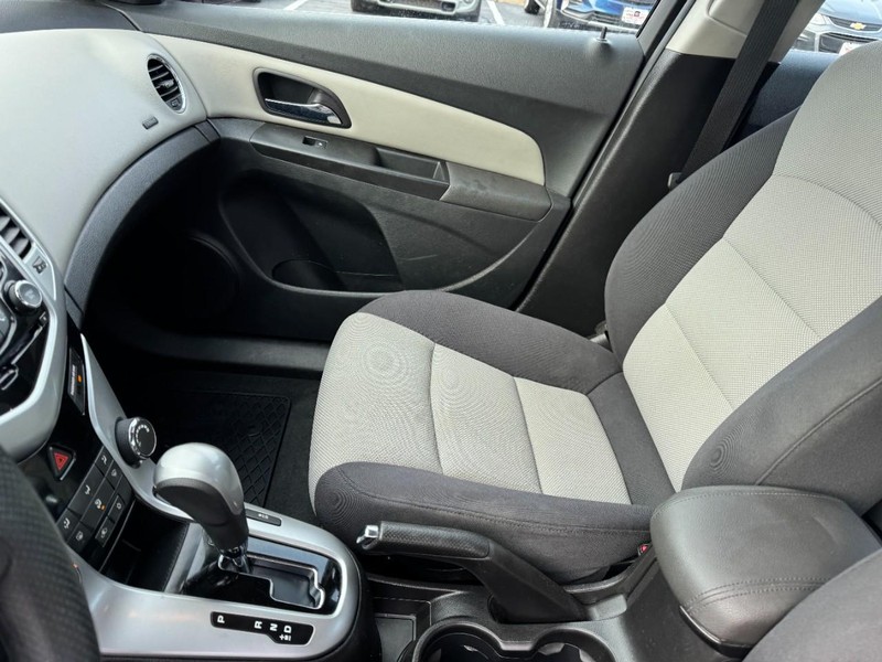 Chevrolet Cruze Vehicle Full-screen Gallery Image 13