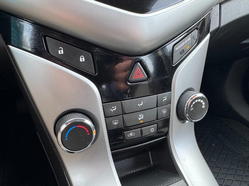 Chevrolet Cruze Vehicle Full-screen Gallery Image 17