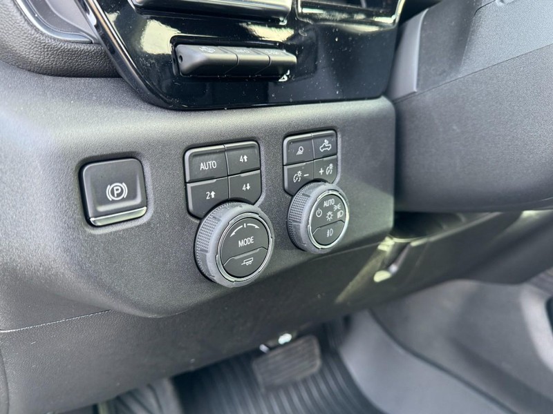 Chevrolet Silverado 2500HD Vehicle Image 13