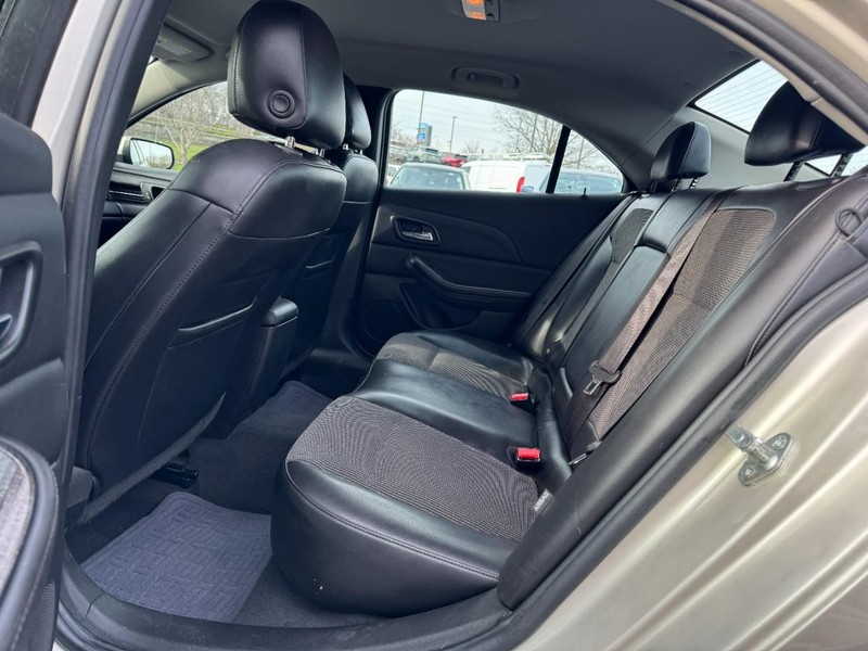 Chevrolet Malibu Vehicle Full-screen Gallery Image 10