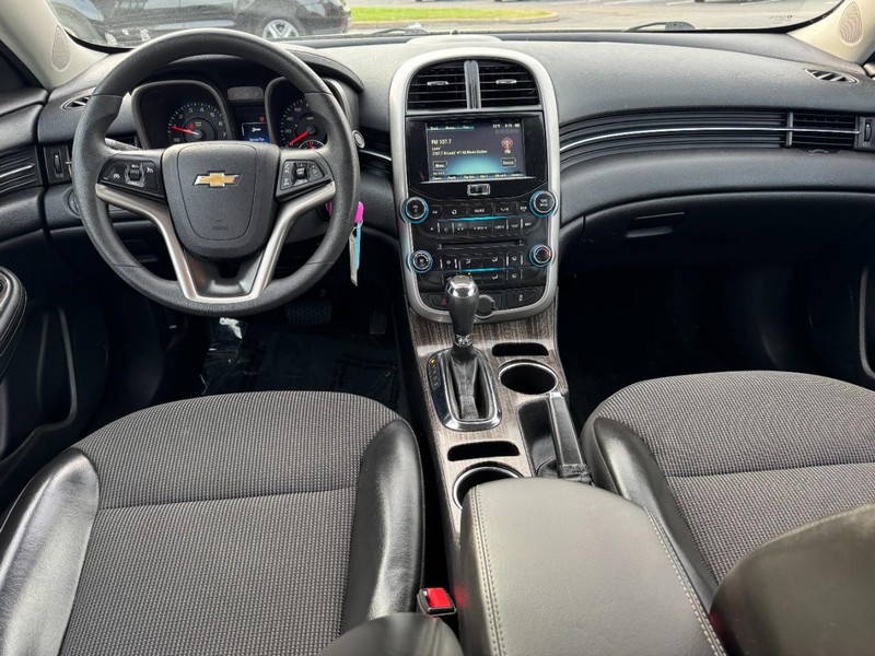 Chevrolet Malibu Vehicle Full-screen Gallery Image 11
