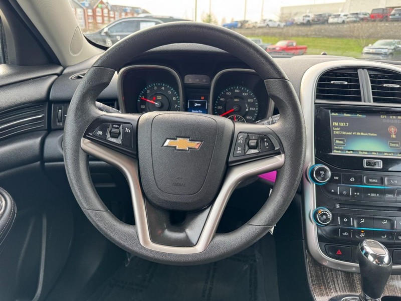 Chevrolet Malibu Vehicle Full-screen Gallery Image 12