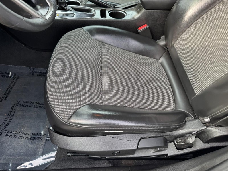 Chevrolet Malibu Vehicle Full-screen Gallery Image 14