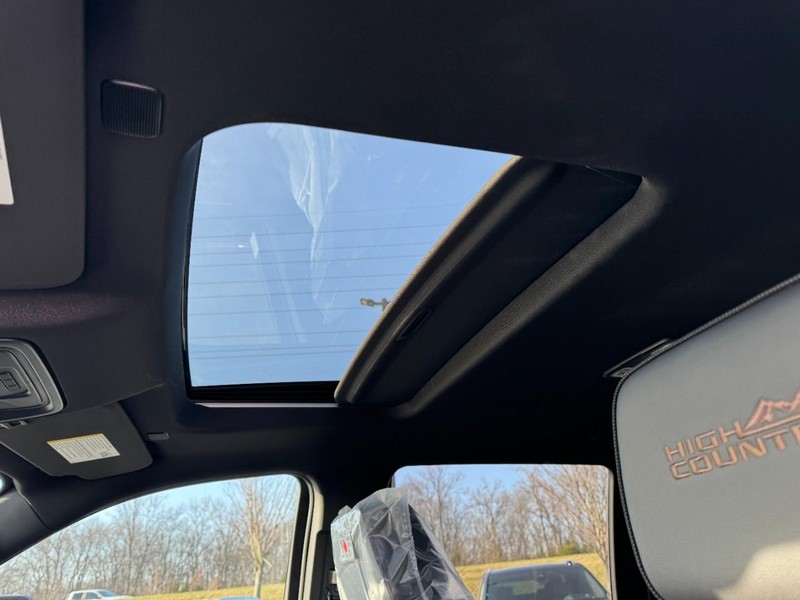 Chevrolet Silverado 2500HD Vehicle Image 09