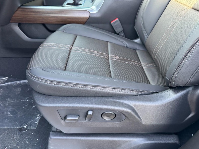 Chevrolet Silverado 2500HD Vehicle Image 10