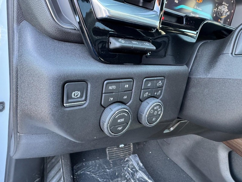 Chevrolet Silverado 2500HD Vehicle Image 12