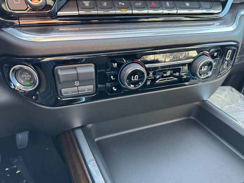 Chevrolet Silverado 2500HD Vehicle Image 15