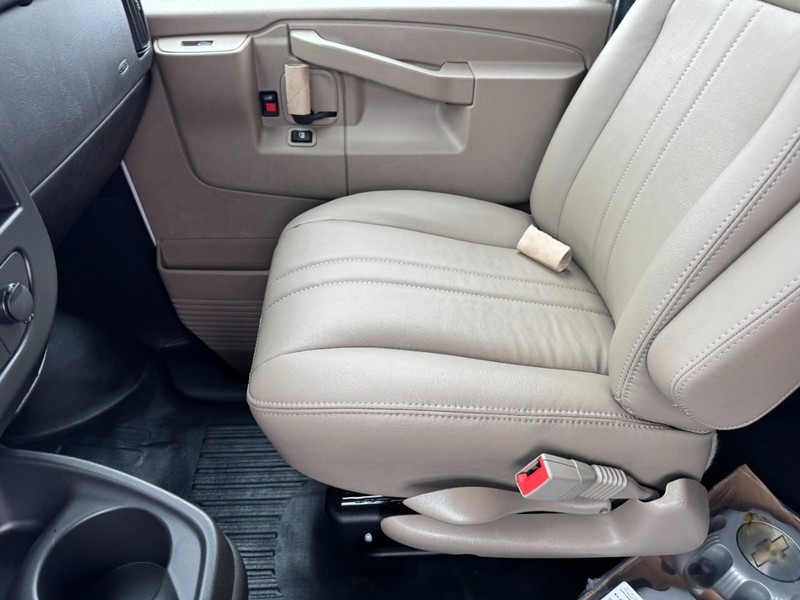 Chevrolet Express Cargo Van Vehicle Image 10