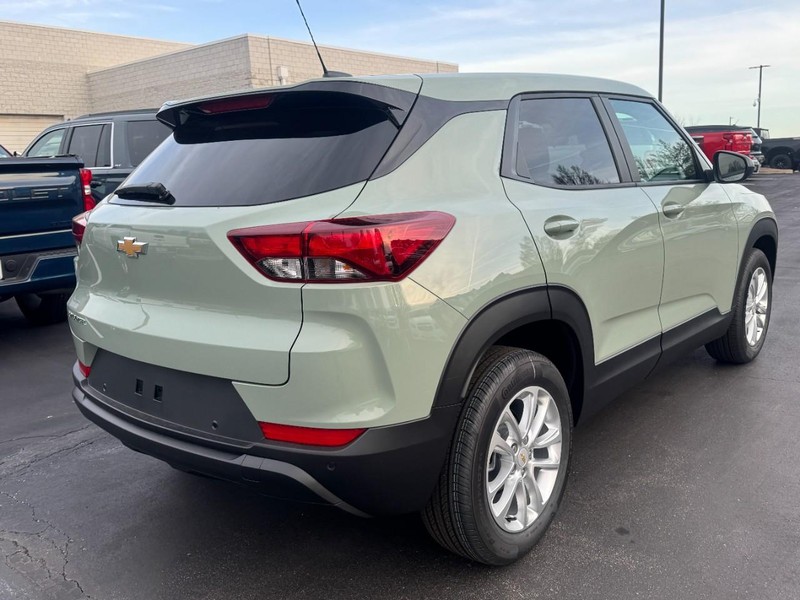 Chevrolet TrailBlazer Vehicle Image 03