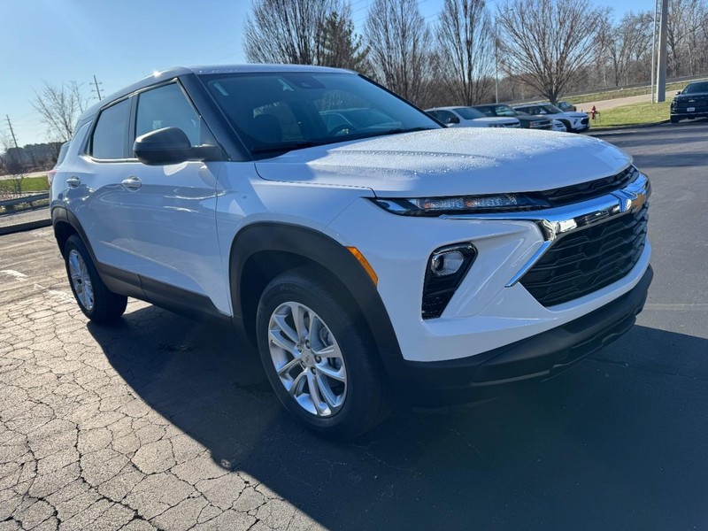 Chevrolet TrailBlazer Vehicle Image 02