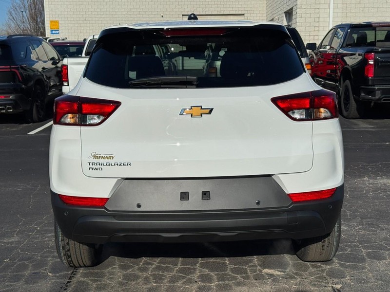 Chevrolet TrailBlazer Vehicle Image 04