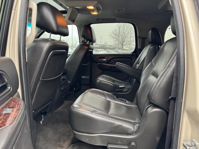 GMC Yukon XL Vehicle Image 10