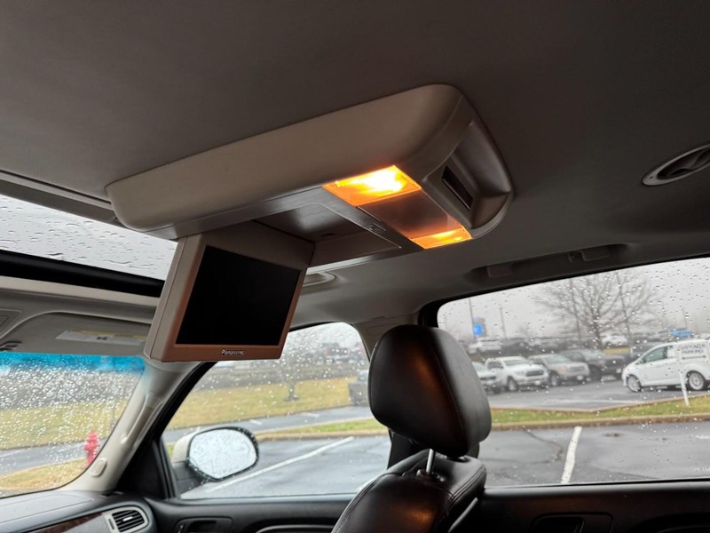 GMC Yukon XL Vehicle Image 11