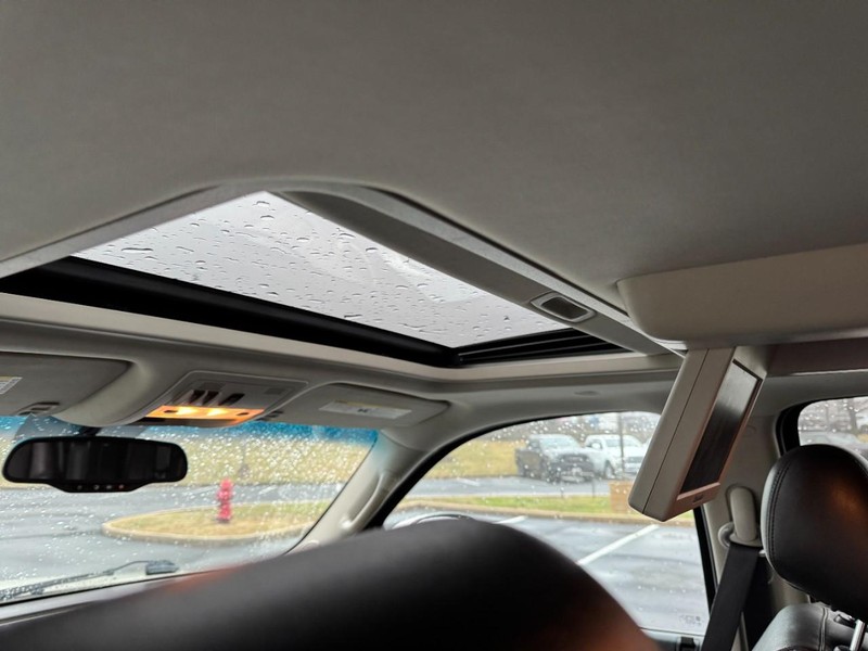 GMC Yukon XL Vehicle Image 12