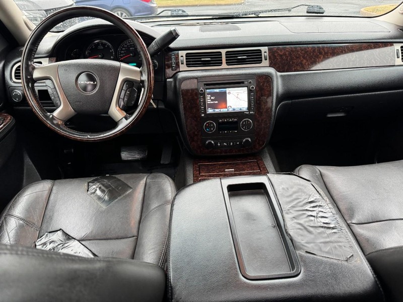 GMC Yukon XL Vehicle Image 14