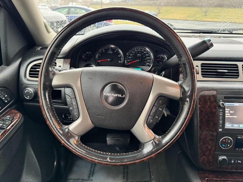 GMC Yukon XL Vehicle Image 15