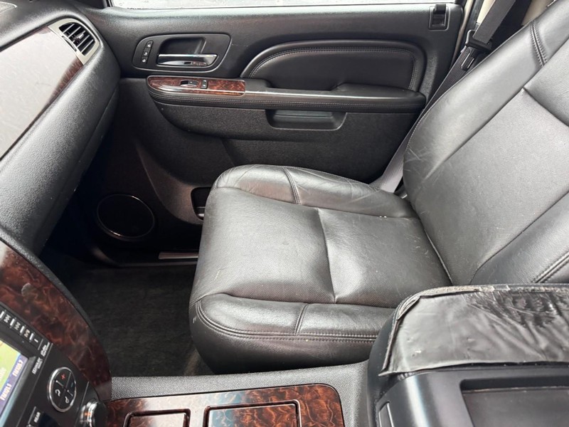 GMC Yukon XL Vehicle Image 16