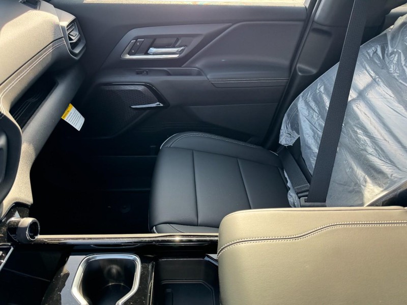 Chevrolet Silverado EV Vehicle Image 09