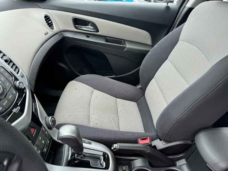 Chevrolet Cruze Vehicle Image 13