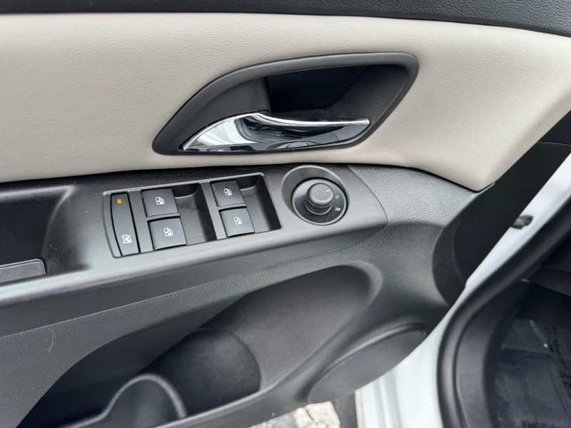 Chevrolet Cruze Vehicle Image 15