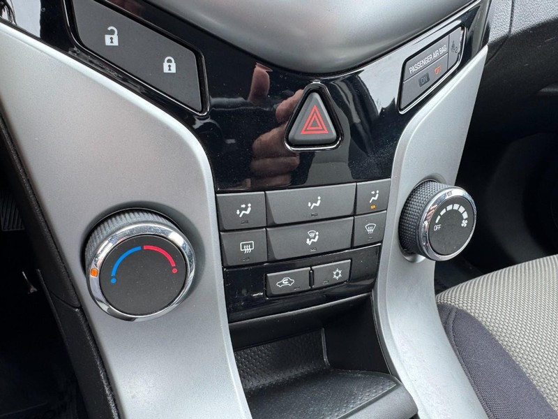 Chevrolet Cruze Vehicle Image 17