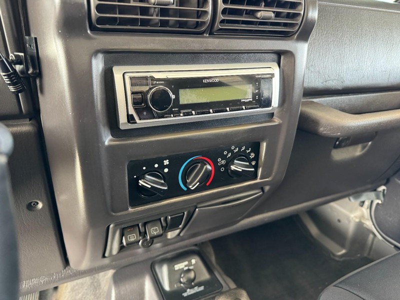 Jeep Wrangler Vehicle Image 15