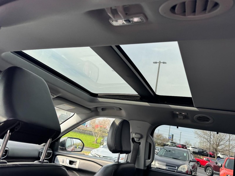 Ford Explorer Vehicle Image 11