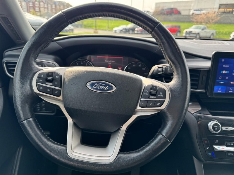 Ford Explorer Vehicle Image 13