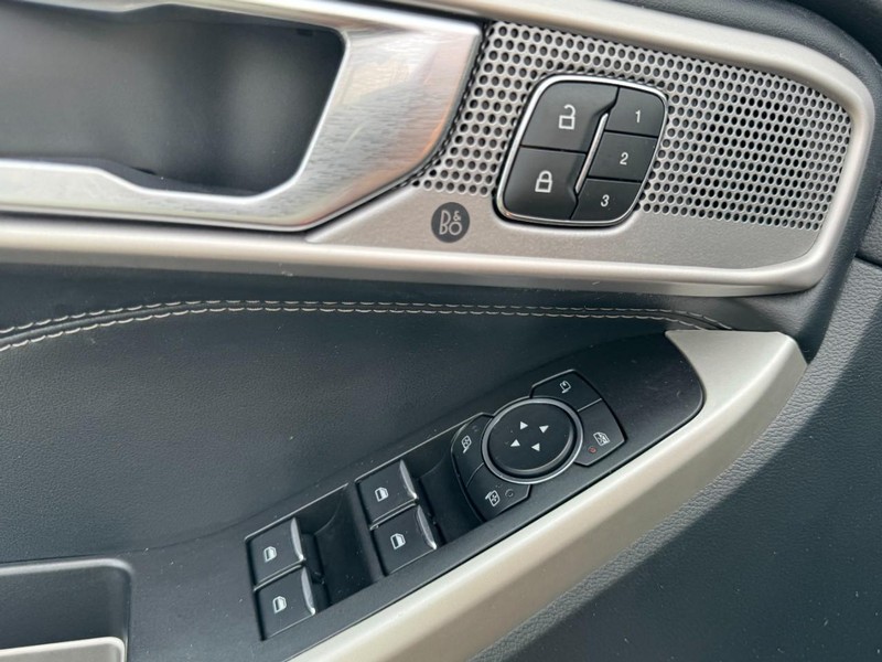 Ford Explorer Vehicle Image 16