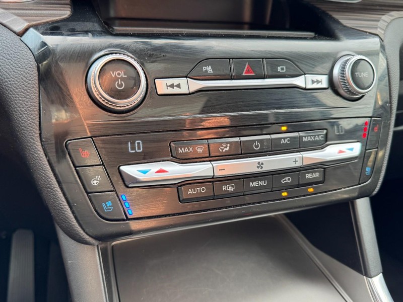 Ford Explorer Vehicle Image 19