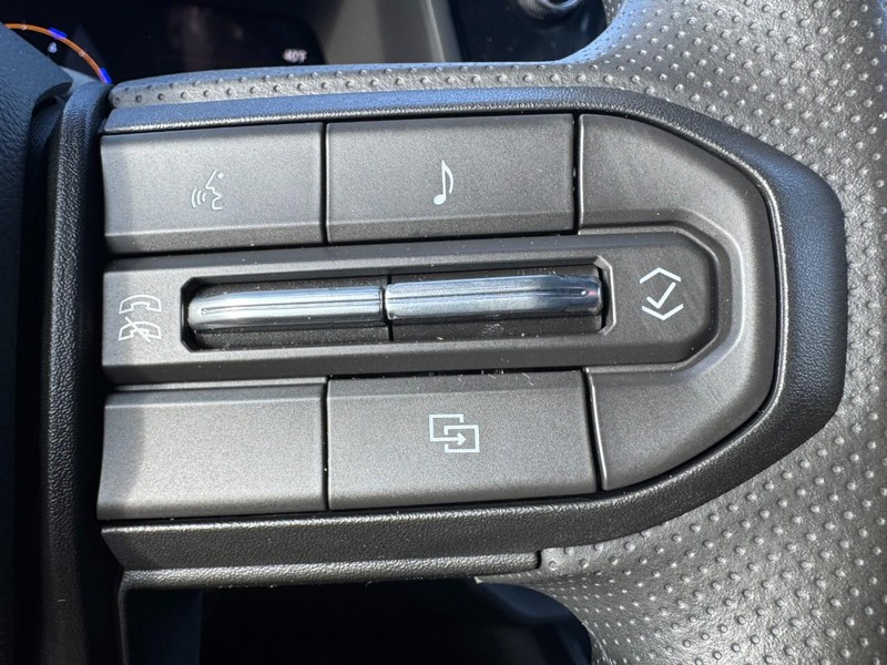 Chevrolet Colorado Vehicle Image 11