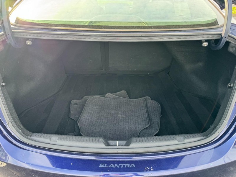 Hyundai Elantra Vehicle Image 06