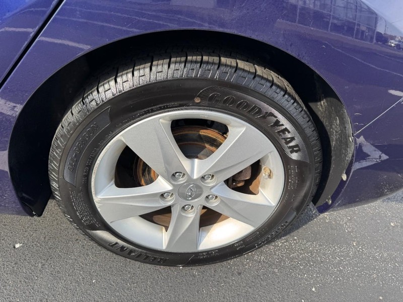 Hyundai Elantra Vehicle Image 07