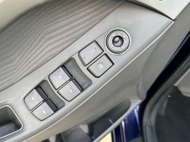 Hyundai Elantra Vehicle Image 15