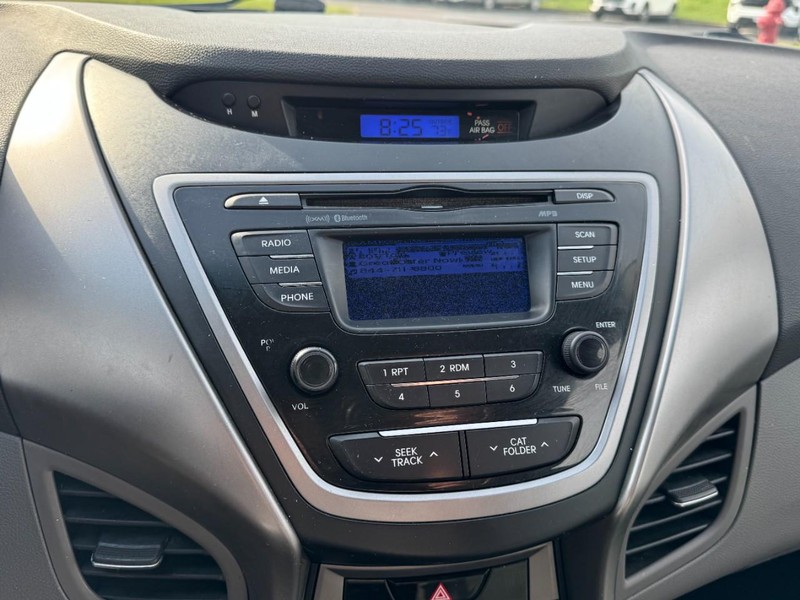 Hyundai Elantra Vehicle Image 19