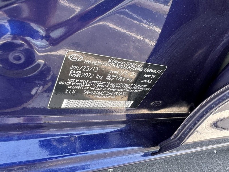 Hyundai Elantra Vehicle Image 21