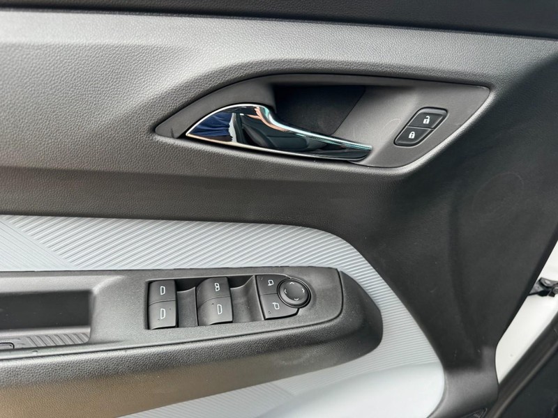 Chevrolet Bolt Vehicle Image 09