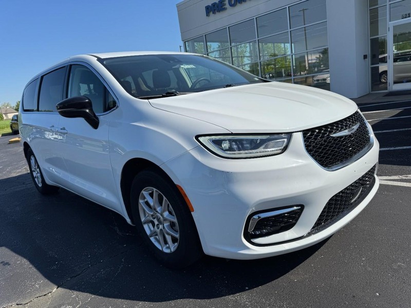 Chrysler Pacifica Vehicle Image 02